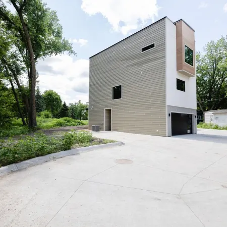 NEW CENTRAL PARK TOWNHOME w/ Golf Course view Across from Arnold's Park! Отели в г. Арнолдс Парк