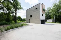 NEW CENTRAL PARK TOWNHOME w/ Golf Course view Across from Arnold's Park! Hotels in Arnolds Park