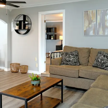 Modern & Cozy 4 Bedroom home !