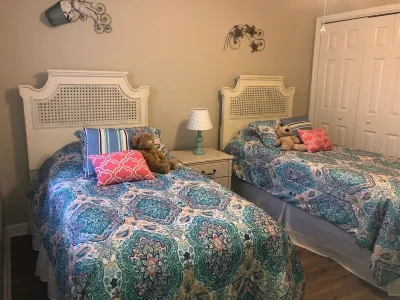 End Unit! 5 min to Beach. Steps from Pool/Jacuzzi and Golf Close to Dining. WiFi