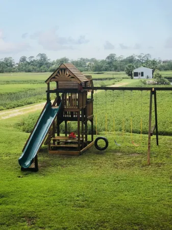 Private Waterfront Family Complex with Dock, Walk to Beach. Angler's Dream. Отели рядом с достопримечательностью «Тайби-Айленд Лайт Стейшен Энд Музеум»