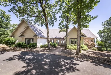 Breathtaking Lakeview Home in Diamond Bluff