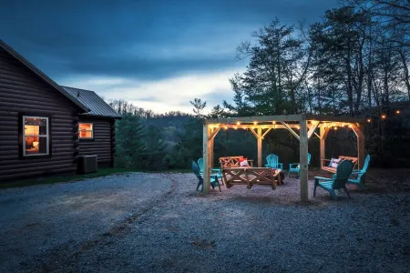 Red River Gorge Cabin with Hot Tub~AMAZING VIEW~Pool Table~Perfect for groups