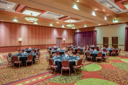 Embassy Suites by Hilton Loveland Conference Center & Spa Отели в г. Лаример Каунти