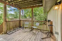 Stylish 3BR Haven, Walk to Bentonville's Best! Hotels in Bentonville