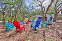Cozy Cabin with Scenic Views and Fire Pit - Charming Hill Country Retreat Hotels in Hays County