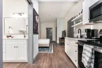 Cozy Studios with Full Kitchens and Keyless Check-In - Charming Accessible Retreat Hotels in Macon