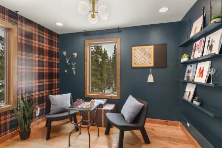 Luxurious Hot Tub and Cozy Gas Fireplace - Stunning Mountain Retreat Отели рядом с достопримечательностью «Квандари Пик Трейлхед»