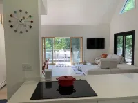 Modern Renovated 3 Bedroom in the Springs - Heated saltwater pool Hotels in Springs