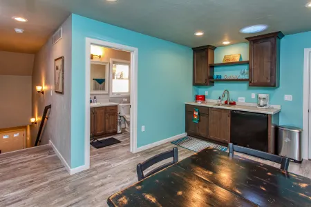 Charming Studio with Kitchenette and Golf Course Access - Cozy Retreat