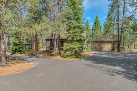 Private Hot Tub, Spacious Deck, Modern Kitchen - Elegant Getaway