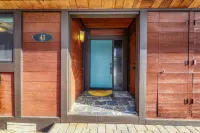 Lakeside Escape with Scenic Views and Stylish Amenities - Charming Retreat