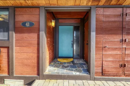 Lakeside Escape with Scenic Views and Stylish Amenities - Charming Retreat