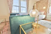 Bright Midtown Studio with Historic Character - Charming Floral Oasis Các khách sạn ở Knox County
