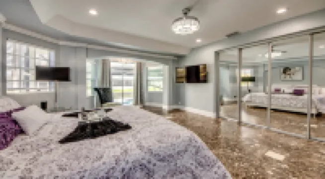 Golden Globe - luxury on the canal with pool/spa