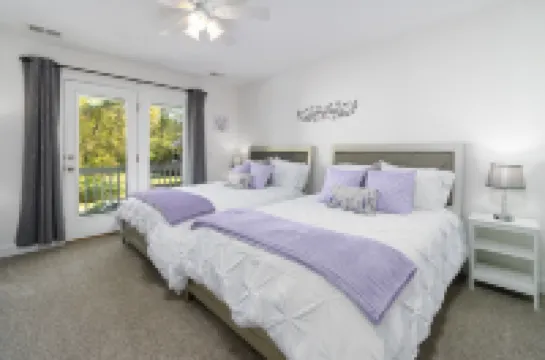 Elegant Townhouse with Modern Kitchen and Scenic Decks - Stunning Retreat