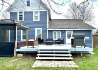 Hot Tub and Fire Pit Retreat - Luxurious Tranquil Haven فنادق في Charlevoix