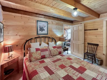 Scenic Lake Views and Cozy Deck - Charming Idyllic Retreat