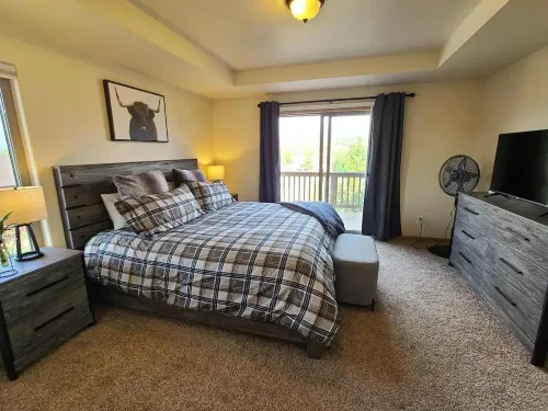 Scenic Balcony and Cozy Gas Fireplace - Spacious Mountain Retreat