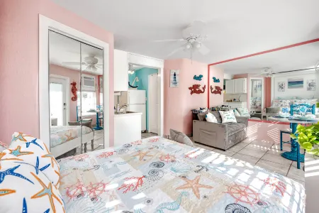 Free Fun and Top Attractions Included - Charming Efficiency Retreat