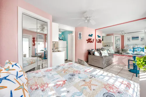 Free Fun and Top Attractions Included - Charming Efficiency Retreat