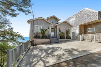 Remodeled home with multiple decks & ocean views - short walk to beach Hotel a Oceanside