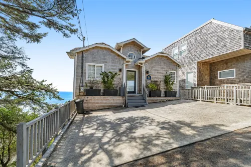 Remodeled home with multiple decks & ocean views - short walk to beach Hotels in Oceanside