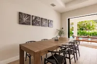 Heated Pool, Outdoor Kitchen and Bikes Included - Elegant Coastal Retreat Hotels in Naples Park