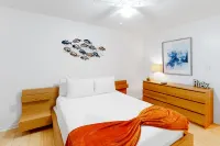 Ground-floor condo 1/2 block from the beach with patio, central AC, pool & WiFi Các khách sạn gần Crab Island Tiki Boats