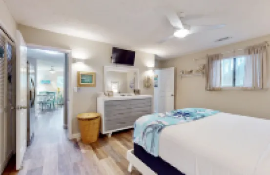 Bright condo with pool, W/D & central AC - close walk to the beach