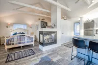 Enchanting Ocean View and Cozy Jacuzzi - Romantic Cottage Retreat