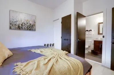 Stone Countertops and Stainless Steel Appliances - Stylish Modern Retreat 컬럼비아 하이츠 호텔