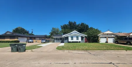 Spacious 4-bdr house in charming Del City with AC, WiFi and 9 min of Tinker AFB