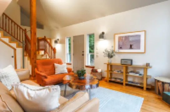 Cozy Hideaway with Modern Comforts - Inviting Mountain Retreat