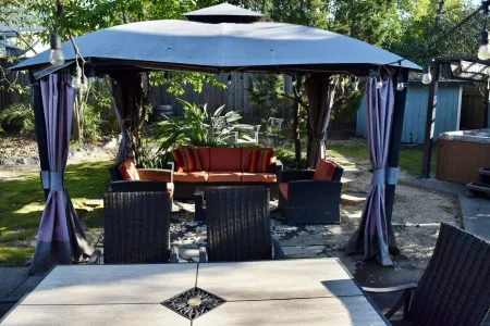 Charming 3-bedroom house in tranquil Sonoma with large backyard & hot tub Отели в г. Феттерс Хот Спрингс-Агуа Калиенте