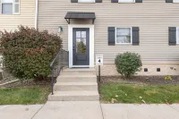 5-Star 5Br Townhome 1.5 Miles to ND --> Modern + Clean --> Perfect for Groups