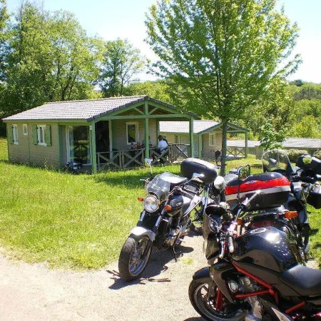 Large furnished cottage with covered terrace and parking space Отели в г. Бена