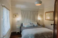 Spectacular views, charming cottage | Pinnaroo Hotels in Middleton Beach