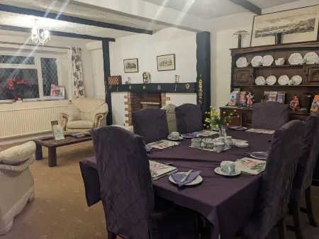 Cwmbach Guest House Отели в г. Блэенхонддан