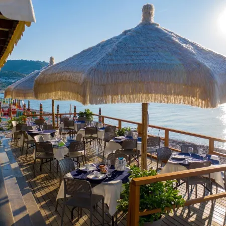 "saracena" Superior Holiday Home with Swimming Pool and Private Beach
