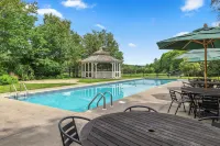 Mountaineer Inn Hotels in Dover