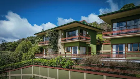 Ficus Sunset Suites Отели рядом с достопримечательностью «San Luis Waterfall»