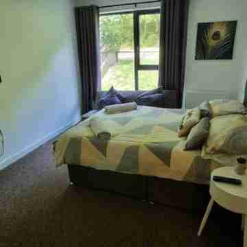 360 Serviced Accommodations - Brentwood 2 Bedroom Executive Apartment with Secure Parking Rooms