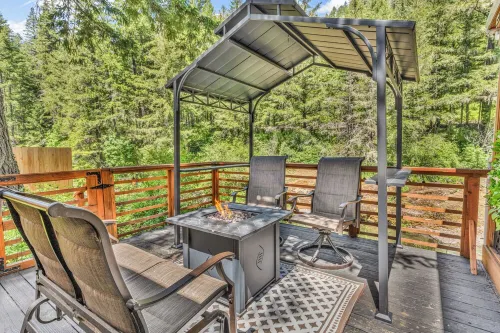 Every Season Couples Retreat! River Front Cabin with Hot tub and outdoor Shower