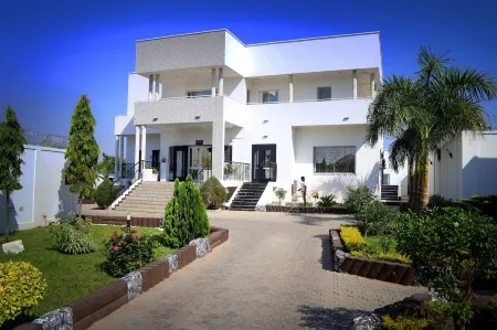 Shalom City Hotel Отели в г. Гаруа