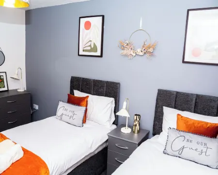 Stunning 3Bedroom Home Ideal for Long & Short Stay Hotels in Dudley