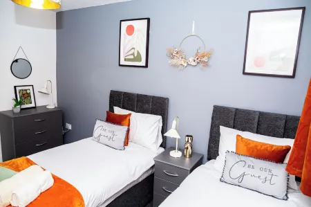 Stunning 3Bedroom Home Ideal for Long & Short Stay Отели рядом с достопримечательностью «Заказник Котуолл Энд Локал»