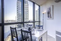 Docklands High Level 1 Bedroom Apartment with Pool by KozyGuru Hotel di Docklands