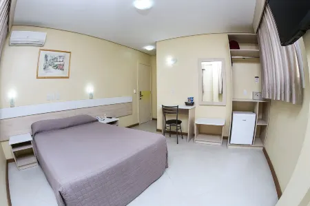 Hotel Express Savoy - Centro Histórico Отели рядом с достопримечательностью «Музей искусств Риу-Гранди-ду-Сул»