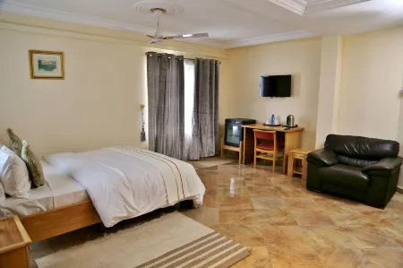 Eden Vale Hotel Отели в г. Adjiringanor